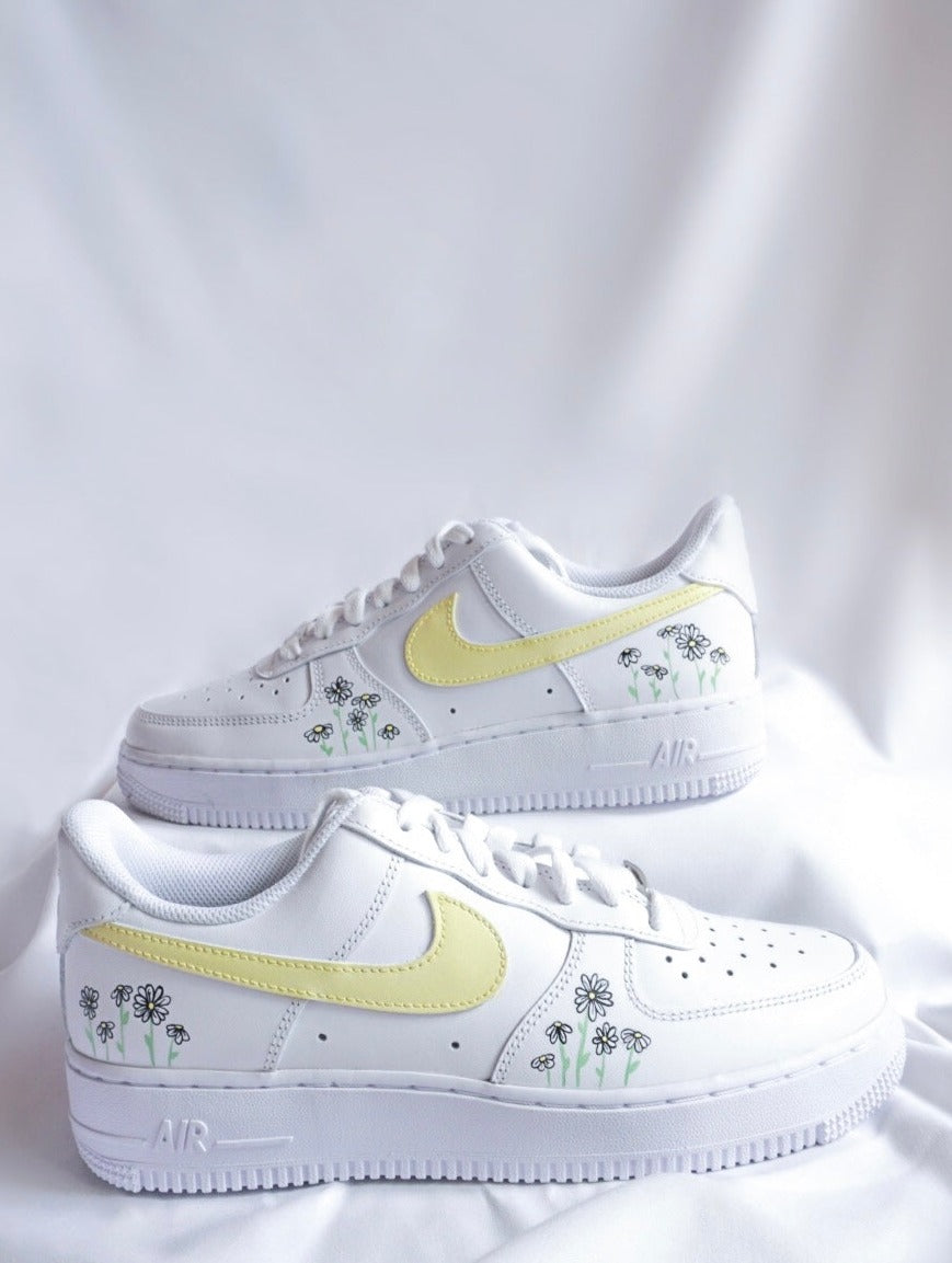 Weiße Nike Air Force 1 personalisiert: Gelber swoosh ...